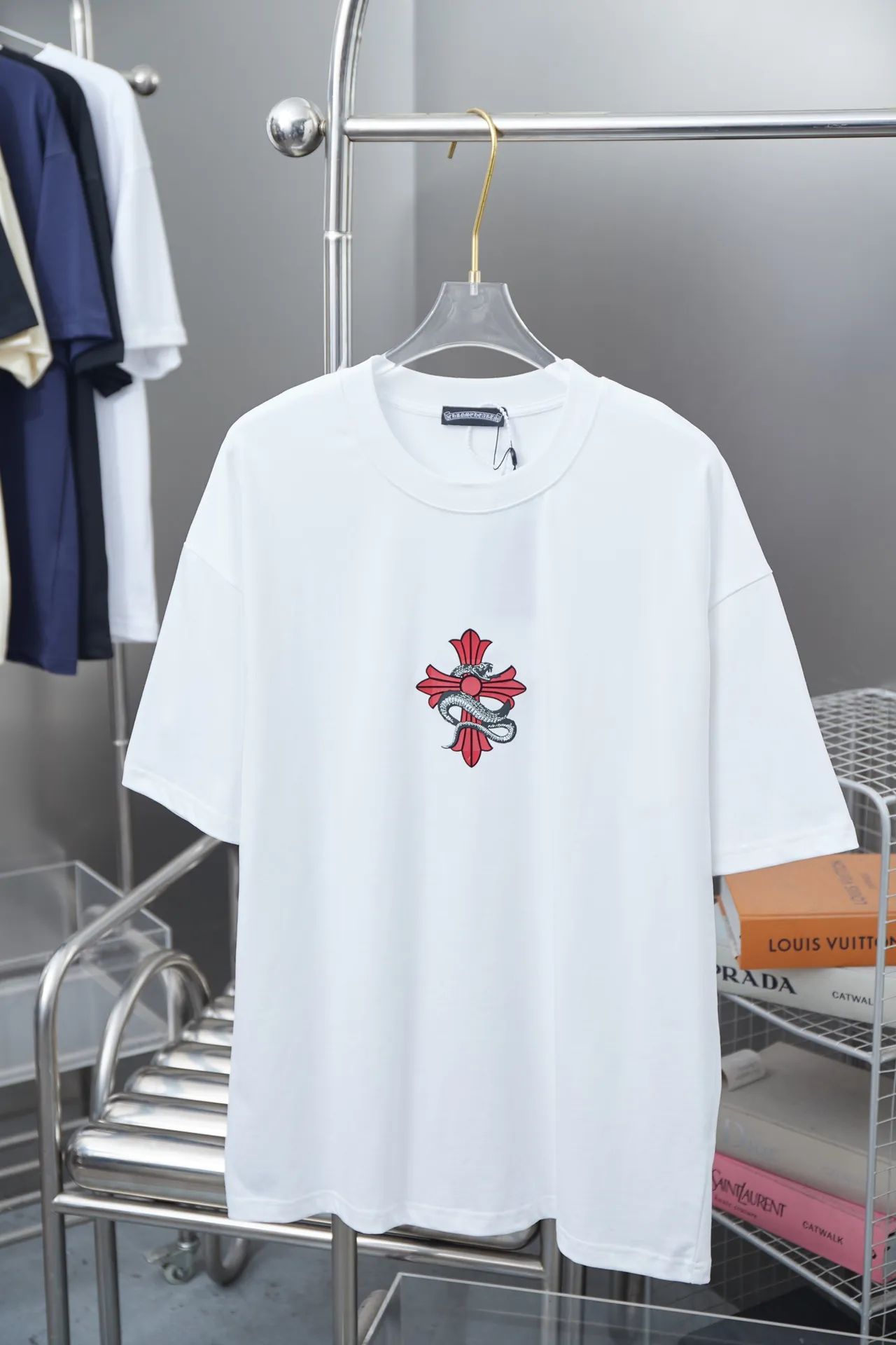 🅿️200 Ch*ome Hearte 25SS early spring new style Crow Heart Year of the Snake limited short-sleeved style Light luxury essential item for daily commuting for men and women Correct version Welcome to compare Detailed features · 320g 100% pure cotton double yarn jersey fabric · Custom dyed in the same cylinder, special thickened 32 count double-ply 1X1 thread · Year of the Snake limited edition print ➕ thick version letter logo · Double-needle sewing and cross-seam technology · Original main mark, washed tag, brand moisture-proof paper packaging Color: black/white Size: S/M/L/XL